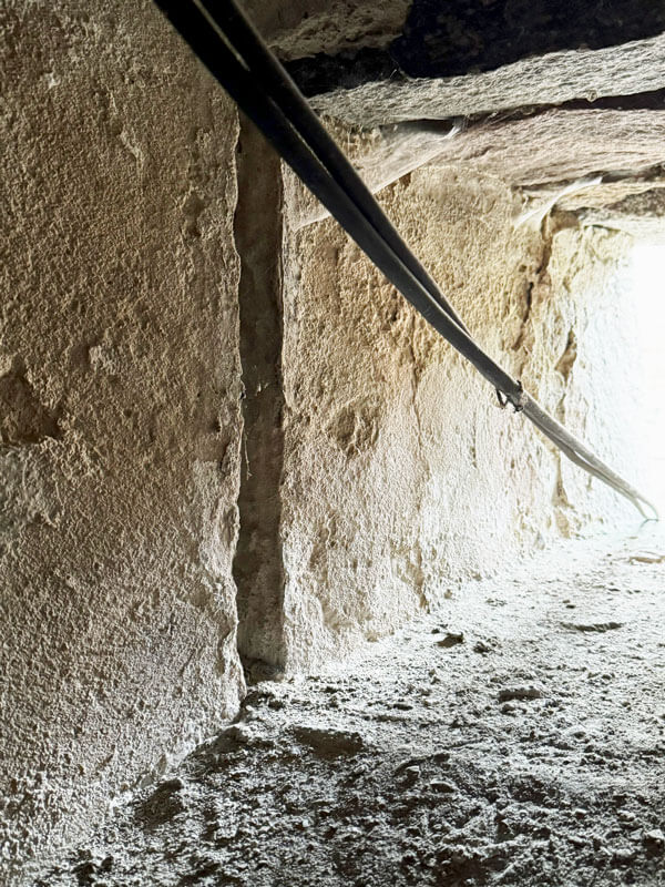 Lichtschacht des Wehrturms der Burg Angern
