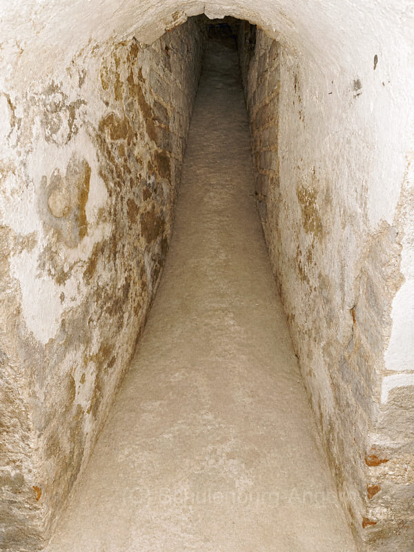 Mauerschacht innerhalb des Gewölberaums