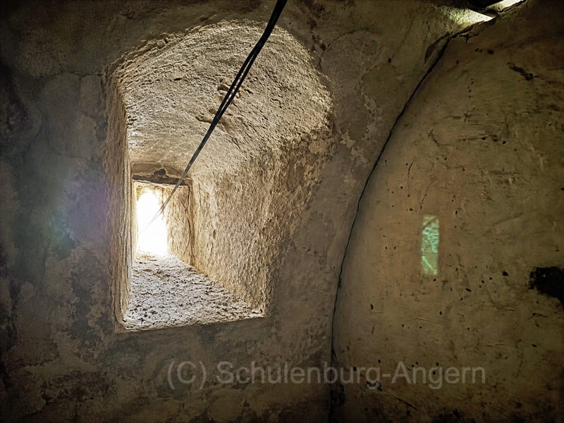 Innenansicht des Lichtschachtes im Wehrturm der Burg Angern