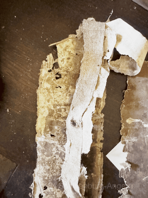 Mehrschichtiger Tapetenbefund mit textilem Streifen