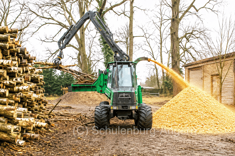 Holzhacker bei der Herstellung von Holzhackschnitzeln